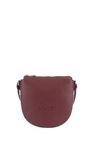 Borsa a tracolla in pelle color marsala con finitura testurizzata, dotata di chiusura con zip e logo del brand impresso sul davanti. Design arrotondato.