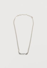 Ασημένιο κολιέ με αλυσίδα και γοητευτικά στοιχεία σε σχήμα φτερών που περιβάλλουν κεντρικό κείμενο σε παλιά αγγλική γραμματοσειρά με την λέξη "Ordinary" σε απλό φωτεινό φόντο.