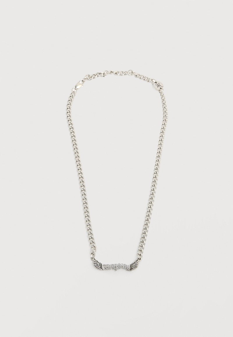 Ασημένιο κολιέ με αλυσίδα και γοητευτικά στοιχεία σε σχήμα φτερών που περιβάλλουν κεντρικό κείμενο σε παλιά αγγλική γραμματοσειρά με την λέξη "Ordinary" σε απλό φωτεινό φόντο.