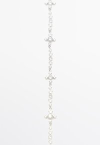 Bracciale d'argento con maglie intricate, caratterizzato da dettagli rotondi e a forma di croce con pietre trasparenti incastonate, con una finitura lucida.