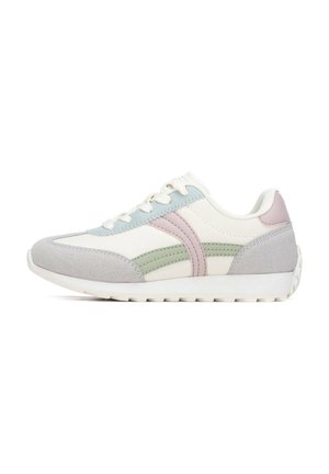 Zapatilla deportiva con diseño en capas y base blanca, con detalles en azul claro, verde y rosa. Materiales de ante y textil, con suela de goma texturizada.