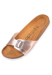 Chancla de piel de rosa dorado con una amplia correa metálica y hebilla plateada. Plantilla de corcho y suela interior texturizada en tono marrón, que cuenta con una suela exterior de goma blanca.