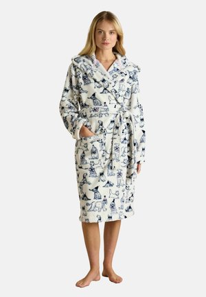 Weißer Fleece-Bademantel mit Hunde-Druck, ausgestattet mit einem Schalkragen, Gürtel und zwei frontalen Taschen. Weicher Stoff, knielanges Design.