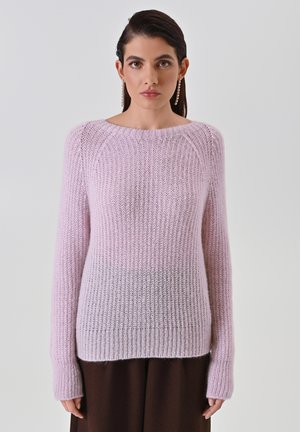 Maglione rosa chiaro lavorato a maglia con trama a coste, scollo rotondo e maniche lunghe, con effetto sfumato verso l'orlo.
