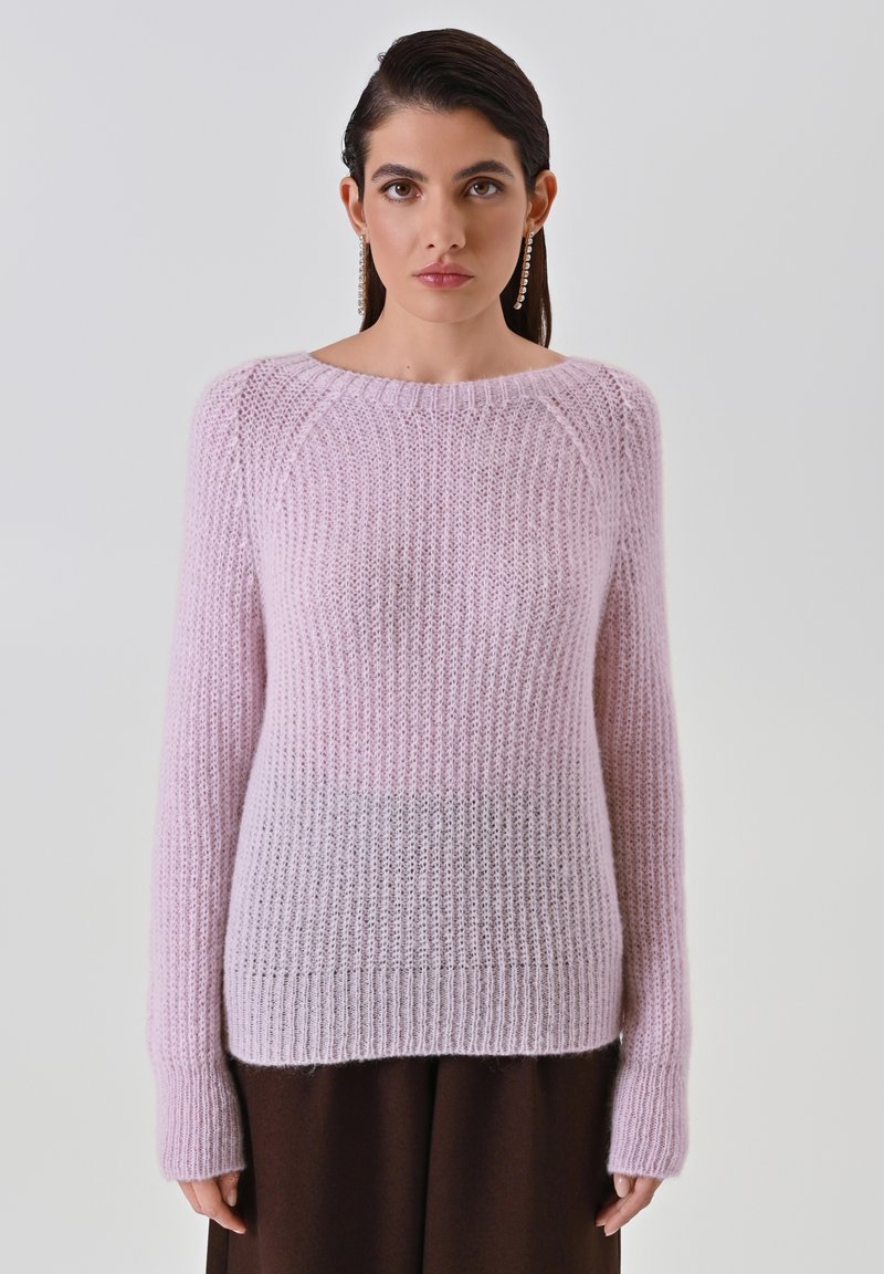 Maglione rosa chiaro lavorato a maglia con trama a coste, scollo rotondo e maniche lunghe, con effetto sfumato verso l'orlo.