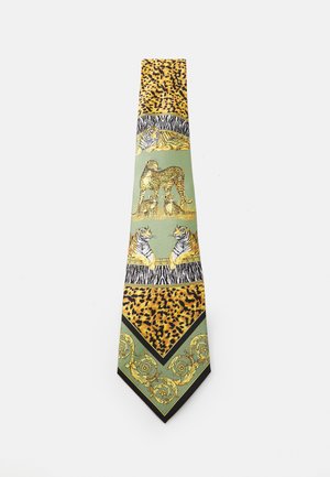 Corbata de seda con ilustraciones de leopardos, tigres y guepardos, que presenta estampados de animales y ornamentos en oro sobre un fondo verde.