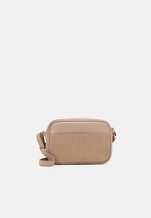 Beżowa prostokątna torba na ramię z przednią kieszenią o fakturze, zamkiem błyskawicznym na górze i regulowanym paskiem na ramię z elementami w kolorze złotym.