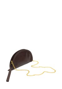 Bolso de mano de cuero trenzado marrón con una correa de cadena dorada, de forma curva y con acentos laterales suaves. Presenta un panel frontal texturizado.