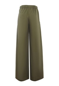 Pantaloni a gamba larga realizzati in tessuto leggero di colore verde oliva. Presentano una vita elasticizzata e una tasca laterale. Texture liscia e design minimalista.