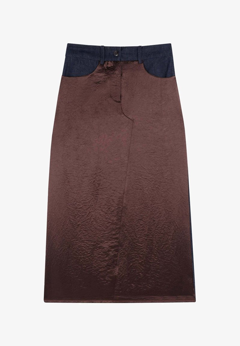 Brun knælang nederdel med en krøllet tekstur, der har mørke denimlommer og linning. Inklusive frontknap og lynlås.