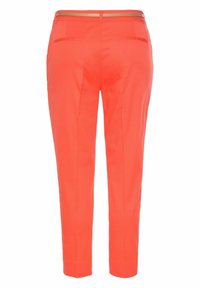Pantalon corail ajusté à coupe slim, avec une texture lisse, une ceinture avec un accent doré et deux poches arrière.