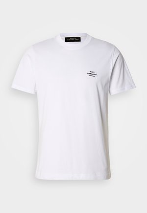 Hvit bomulls t-skjorte med rund hals, korte ermer og en liten svart brodert logo på venstre bryst. Enkel og klassisk design.