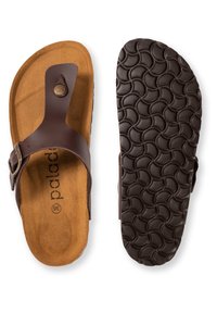 Sandali in pelle marrone con una fascetta per le dita, dettagli con fibbia, suola in gomma marrone texturizzata e soletta imbottita con un motivo circolare.