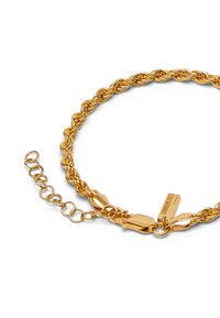 Bracelet en chaîne torsadée dorée avec des maillons texturés, équipé d'un fermoir à lobster, d'une longueur ajustable et d'une petite étiquette gravée.
