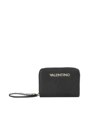 Porte-monnaie noir texturé avec logo "Valentino" doré et fermeture éclair sur fond blanc.