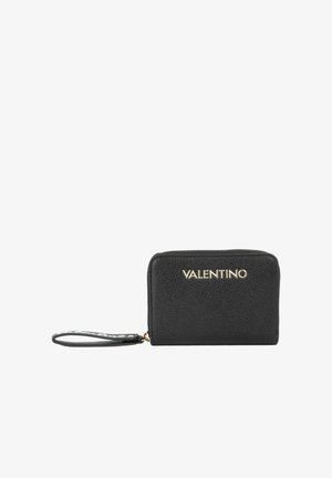 Portafoglio da polso nero con texture, logo "Valentino" in oro e chiusura con cerniera su sfondo bianco.