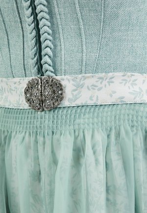 Lichtblauwe jurk van gestructureerde stof met gedraaide boord en witte bloemenband in de taille, vastgemaakt met een sierlijke zilveren gesp.