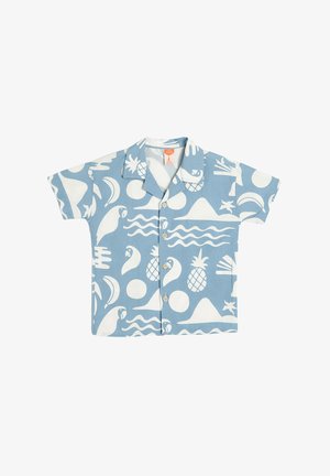 Camisa de manga corta en algodón azul claro con patrones tropicales en blanco, incluyendo piñas, olas y pájaros, con cierre de botones en el frente.