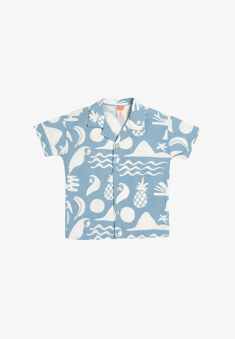 Camisa de manga corta en algodón azul claro con patrones tropicales en blanco, incluyendo piñas, olas y pájaros, con cierre de botones en el frente.