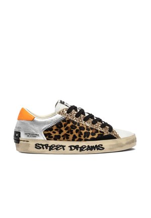 Sneaker con stampa leopardata, dettagli in argento e nero, tallone arancione, lacci neri e suola consumata. Presenta il testo "STREET DREAMS". Dettagli glitter.