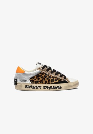 Zapatillas de leopardo con acentos en plata y negro, talón naranja, cordones negros y suela desgastada. Presenta el texto "STREET DREAMS". Detalle de purpurina.