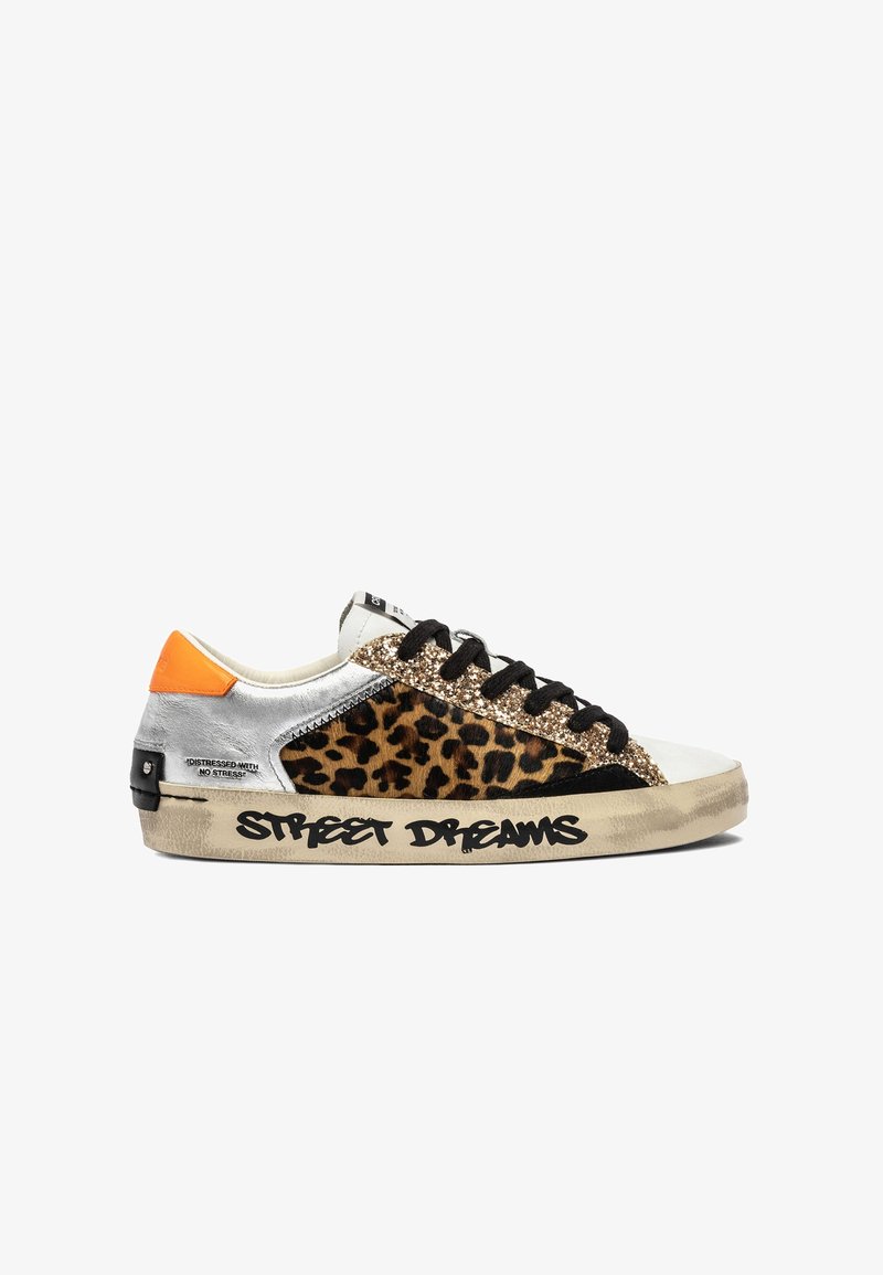 Sneaker con stampa leopardata, dettagli in argento e nero, tallone arancione, lacci neri e suola consumata. Presenta il testo "STREET DREAMS". Dettagli glitter.