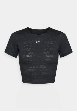 Sort kortærmet t-shirt lavet af letvægtsstof, med et tekstureret mønster af ordet "NIKE" og et lille hvidt Nike swoosh-logo.