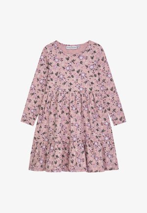 Langärmliges Blumenkleid in Pastellrosa mit lila und schwarzen Akzenten, mit einem gestuften Rock und rundem Ausschnitt. Weicher, strukturierten Stoff.