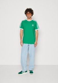 adidas Originals - ADICOLOR CLASSICS 3-STRIPES - T-shirt print - green Miniatuurafbeelding 1
