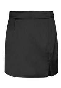Mini-jupe noire avec une taille haute et une petite fente sur le côté droit.