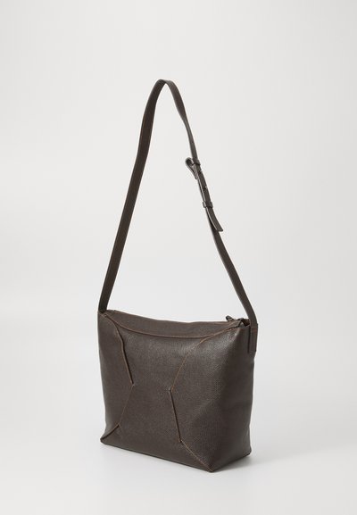 Borsa a spalla in pelle marrone con superficie texturizzata, forma angolare, tracolla regolabile e cuciture a contrasto lungo le cuciture.