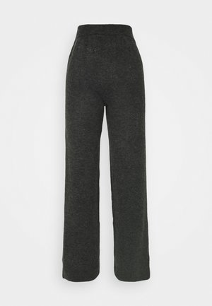 Ciemnoszare, z wysokim stanem, szerokie dzianinowe spodnie o miękkiej fakturze, prezentowane na jednolitym białym tle.