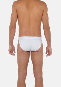 Culotte in cotone bianco con una texture liscia, caratterizzata da un elastico a contrasto. Progettata per offrire comfort e una vestibilità aderente.