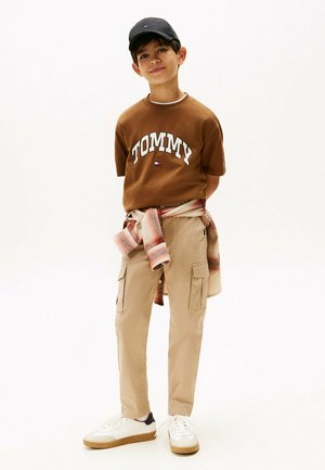 VARSITY RAISED - Camiseta estampada - pecan nut