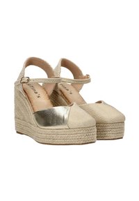 Sandalias de cuña beige con parte superior de tejido trenzado, punta metálica y correa ajustable en el tobillo, además de plataforma y tacón envueltos en yute.