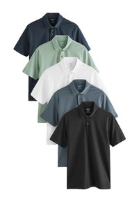 Fem foldede kortærmede polo shirts i marineblå, lysegrøn, hvid, skiferblå og sort, stablet i en lodret række.