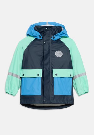 Veste imperméable pour enfants en bleu marine, vert menthe et bleu, avec boutons-pression, capuche, poignets élastiques et bandes réfléchissantes sur les manches.
