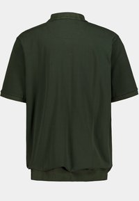 Donkergroene polo shirt met korte mouwen, voorzien van een geribbelde kraag en zoom. Het shirt heeft een losse pasvorm en een gladde, zachte textuur. Geen patronen of accenten.