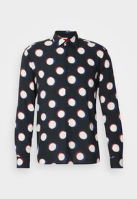 Chemise noire à manches longues boutonnée avec de grands cercles blancs ombragés en rouge et bleu, répartis uniformément sur le tissu.