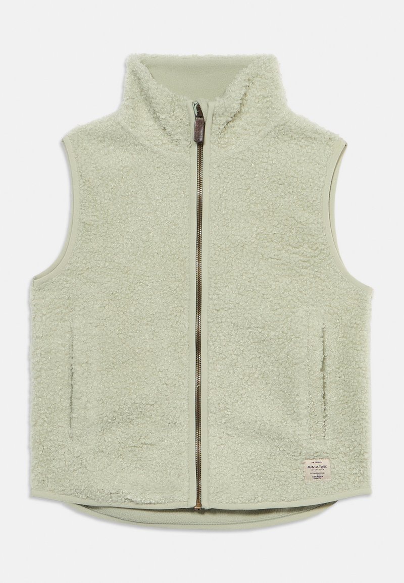 Γιλέκο από φλις σε ανοιχτό πράσινο με ψηλό γιακά, ολόκληρο φερμουάρ μπροστά και πλαϊνές τσέπες. Απαλή υφή με χνουδωτή εξωτερική επιφάνεια.