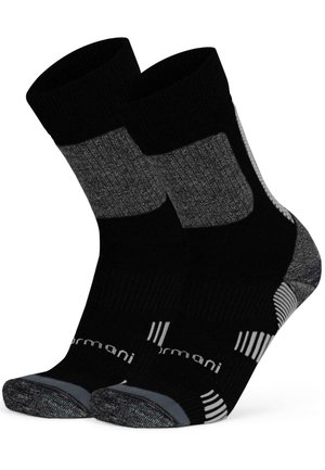 Paar schwarze und graue athletische Crew-Socken mit gepolsterten Sohlen und gebrandetem Text im Fußgewölbe.