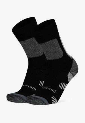 Paar schwarze und graue athletische Crew-Socken mit gepolsterten Sohlen und gebrandetem Text im Fußgewölbe.