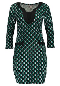 Zwarte jurk met lange mouwen, een diepe halslijn, voorzien van een geometrisch patroon in teal en wit, en twee voorzakken.