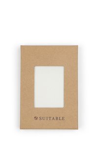 Bruine papieren fotolijst met een witte, gestructureerde binnenrand die de centrale ruimte voor een foto omlijst; met de tekst "GESCHIKT" gedrukt aan de onderkant.