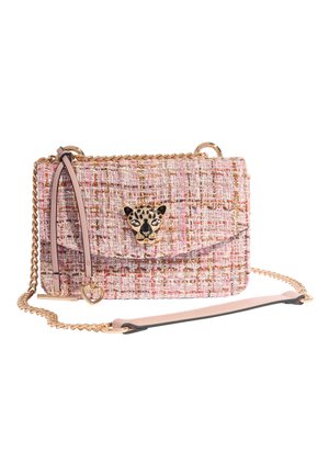 Geantă crossbody dreptunghiulară roz din tweed, cu bretea din lanț auriu, închizătoare în formă de cap de leopard și charm mic în formă de inimă pe ciucure din piele.