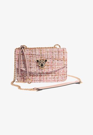 Geantă crossbody dreptunghiulară roz din tweed, cu bretea din lanț auriu, închizătoare în formă de cap de leopard și charm mic în formă de inimă pe ciucure din piele.