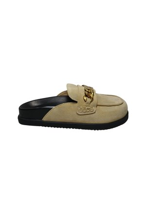 Beige Wildleder-Slipper mit schwarzer Sohle und goldener Kettendetail über dem oberen Bereich.