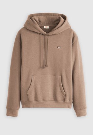 Sudadera marrón hecha de material suave, con un bolsillo frontal, capucha con cordón y un pequeño logotipo en la parte superior del pecho.