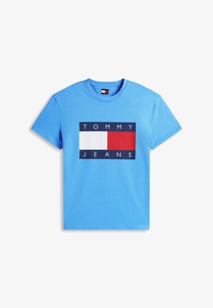 Tricou bleu deschis cu guler rotund, cu un logo dreptunghiular roșu, alb și bleumarin și textul „TOMMY JEANS” pe piept.