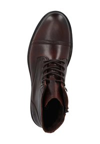 Bottines en cuir marron avec une surface texturée, bout rond, fermeture à lacets à l'avant et un logo discret. Dispose d'une semelle robuste et de coutures renforcées.